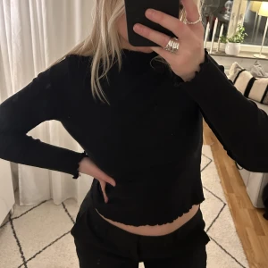 Svart topp - Svart topp från Bik Bok som är högre i halsen💗💗 