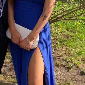 Balklänning  - Säljer min balklänning från förra året. Den är väldigt lång och fungerar bra att ha klackar till! Inga slitage och använd endast 1 gång