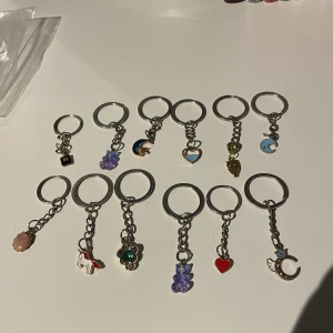 Nyckelringar  - Perfekta hemmagjorda nyckelringar.  Du kan få alla för 40k+ frakt  Eller en för 5kr + frakt