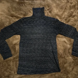 Grå Polotröja - En grå polotröja i storlek Small💯