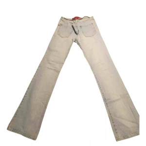Vintage jeans - Snyggaste lågmidjade jeansen köpta från Vestiaire collective, men visade sig vara för små för mig :( Strl 29 men skulle uppskatta dom som en liten 36. Ljusblå färg med snygga fickor på framsidan!!
