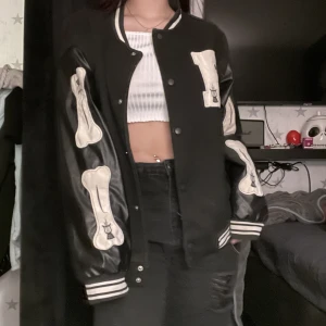 Collegejacka - Säljer denna då jag har en annan, vet inte vart den är ifrån då den köptes secondhand. Den är i bra skick den har dock ett hål i vänstra ficka men de går lätt att sy igen o de syns inte då man har på sig den