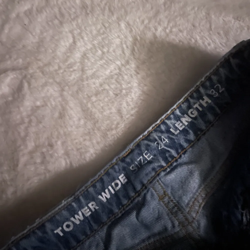 Likadana som de andra jeansen jag säljer från carlings fast i blå💙Använda en gång sen blev de alldeles för små💙SPÅRBAR FRAKT . Jeans & Byxor.