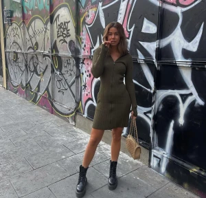 Tight klänning  - Grön tight klänning med dragkedja framtill