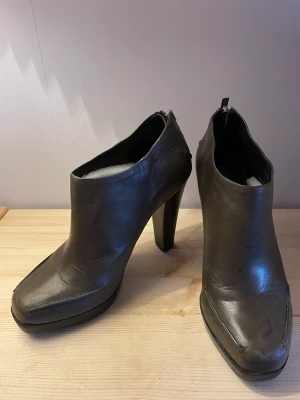 Högklackat &OtherStories  - Högklackade skor från & Other Stories. Så snygga i modellen men säljes pga jag är så dålig att gå i högklackat 🙈   Storlek 38, några mörka ”fläckar” på utsidan