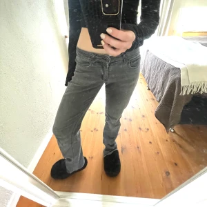 Acne jeans  - Lågmidjade gråa acne jeans, köpta på second hand!   Storleken är lite oklar men jag brukar ha XS-M beroende på. I zaras jeans har jag strl 36 för preferens!   Hör gärna av er vid frågor🤗