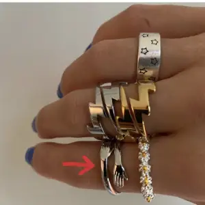 Säljer dessa 2 ringar (som pilarna pekar på) har en guldig och en silvrig. Perfekt skick⚡️  Köpt från bywestling för 110kr/st men säljer för 60kr/s Frakt är 15kr
