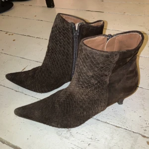 Mocka klackar boots - Typ dom snyggaste skorna jag vet men för små för mig. Flätad mocka, spetsig tå och lätta att gå i pga lagom hög klack. Helt i mocka och i bra skick. Strl 38. 