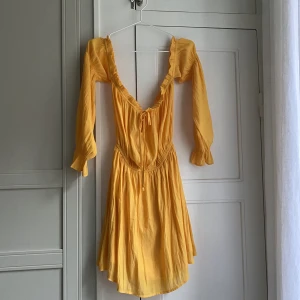 Klänning från NLY trend - Off shoulder klänning med arm från NLY trend. Endast använd en gång!