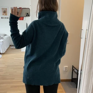 Grönblå tröja - Stickad tröja från Lindex i strl M o fint begagnat skick 💌 Jag brukar ha XS-S och är 1,60 lång 🎈