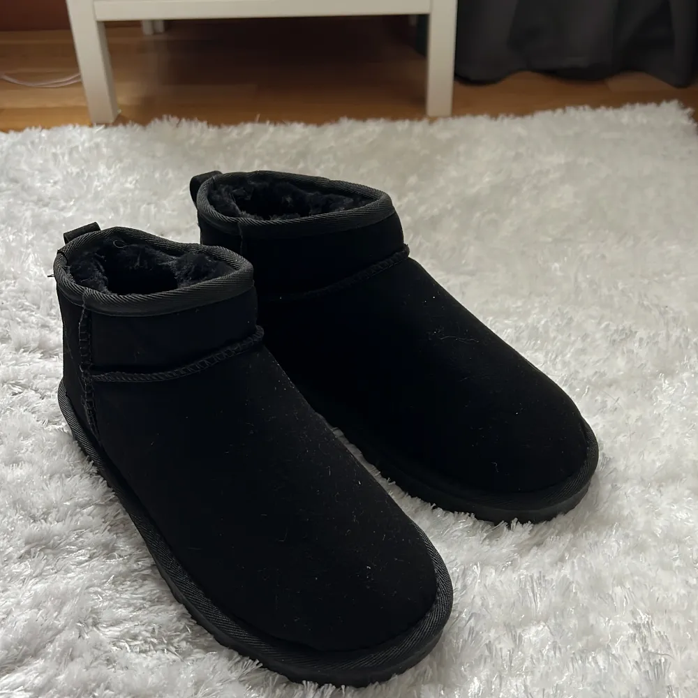 Svarta mini uggs från bergsbutik i storlek 39, säljer pågrund utav att skorna var för små. Ordinarie pris 499. Skor.