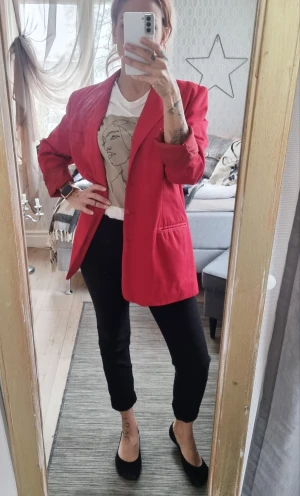 Kavaj vintage  - Vintage röd kavaj från Cappuccini Oversized  Fläck finns på krage i nacken