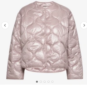 Jacka  - Säljer den populära jackan från Mango! Aldrig använd med prislappen kvar i storlek S. Perfekt nu till våren. Helt slutsåld i denna storlek. Nypris 600kr💓💓.