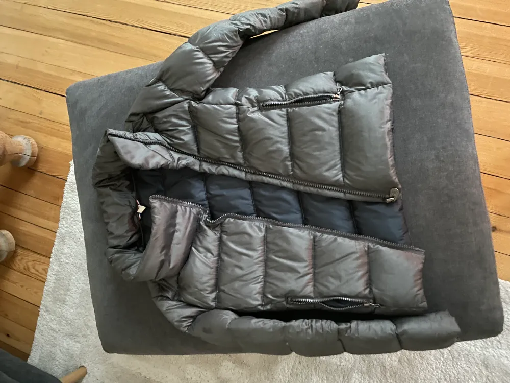 Säljer denna skitsnygga gråa Colmar jackan. Dragkedjan är sne vilket gör jackan så snygg och unik. Perfekt till vinter, höst och vår!😍 Kontakta privat för bättre bilder eller annat!❤️. Jackor.