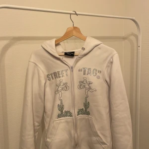 Streettag rhinestone zip hoodie - Hör av dig om intresse eller frågor den är inte använd jätte mycket. Cond 9/10. Priset är ej hugget i sten. Nypris 1700kr och är slutsåld överallt