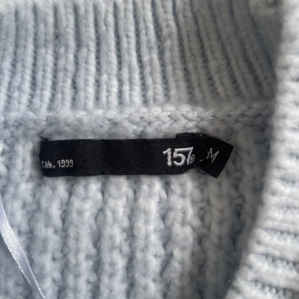Säljer min ljusblå stickade tröja från Lager 157 så den inte används. Tröjan är i storleken M men skulle säga att den passar en S. Pris kan diskuteras . Stickat.
