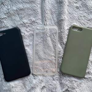3 st iPhone 8 Plus skal (alla för 50), det svarta och gröna är använda och det gröna har små missfärgningar som knappt syns (se sista bilden), det genomskinliga är nyskick och knappast använt alls ! Frakt är ca 15 kr och betalas av köparen