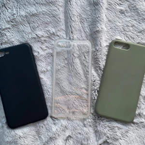 IPhone 8 Plus skal - 3 st iPhone 8 Plus skal (alla för 50), det svarta och gröna är använda och det gröna har små missfärgningar som knappt syns (se sista bilden), det genomskinliga är nyskick och knappast använt alls ! Frakt är ca 15 kr och betalas av köparen
