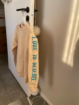 Ganni sweatshirt - Jätte fin beige tröja från Ganni i storlek S. På båda armar står det ”LOVE IS SCIENCE”. Tröjan är köpt för några år sedan men den har tyvärr ej kommit till användning mer än ca 10 ggr. Hade behövt strykas en gång så är den så gott som ny! 