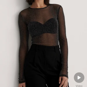 Festtop - Glittrig mesh top från NA-KD. Den har lappen kvar, den är endast testad. Ny pris 249kr