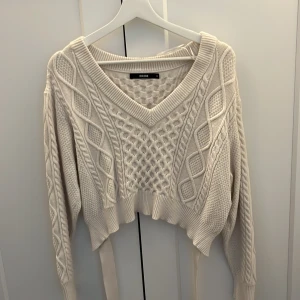 Stickad tröja  - Superfin stickad tröja som inte säljs länge, man knyter den superfint i ryggen 