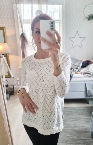 Vit topp   - Vit topp, något skir. 3/4 armlängd. Fint skick