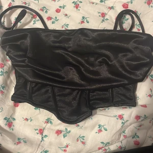 Corsett topp - Från pull & bear :) Jätte fin corsett top Använd en gång för att prova storleken, passade inte tyvärr. Nä, men den är väldigt liten och hade nog sagt ifall du har S att den kanske går på men liten chans då den verkar tight :) Tight om kring brösten