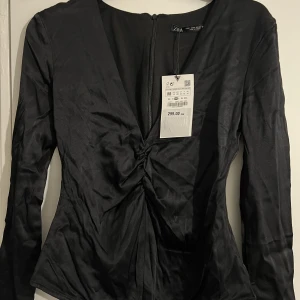 Svart zara body - Svart satäng body från zara. Gillade inte passformen så de kom aldrig till användning. Prislappen finns kvar.