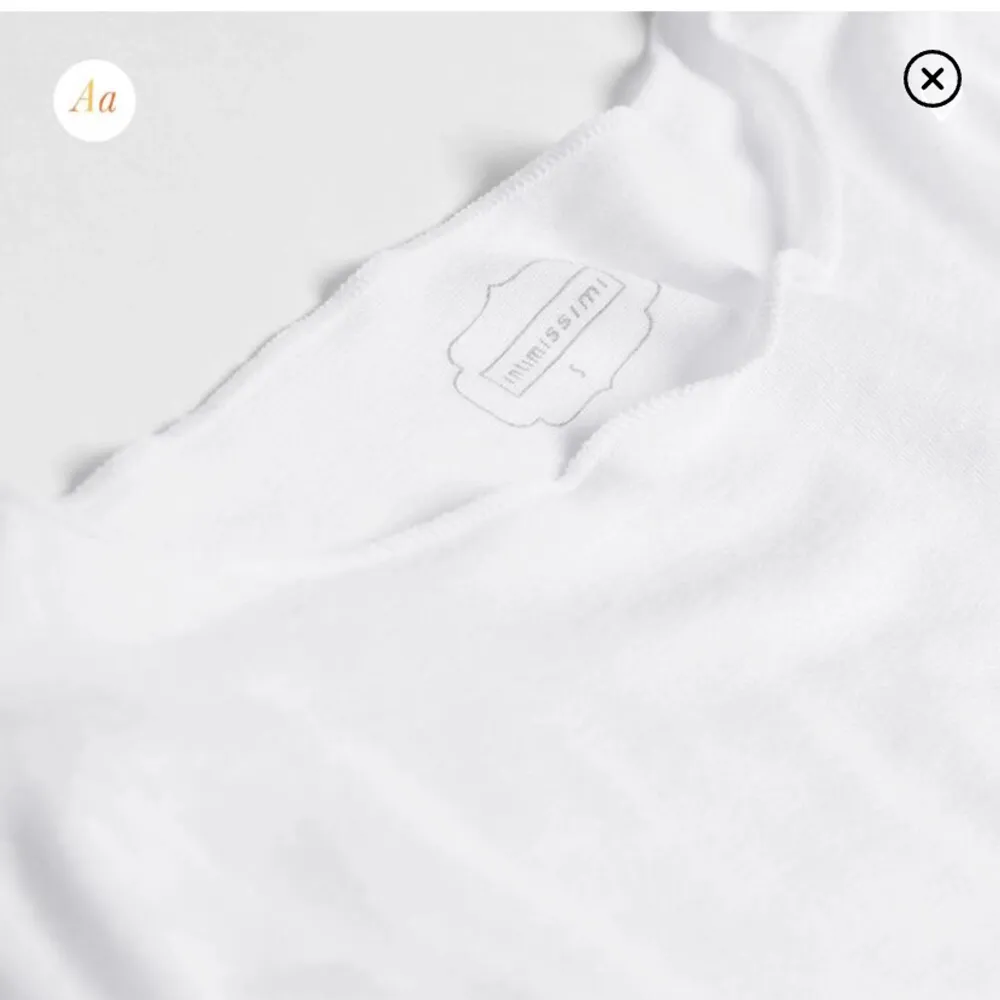 vit tröja ifrån intimissimi i storlek s. använd fåtal gånger så i fint skick, säljer då den inte kommer till användning.❤️. Toppar.