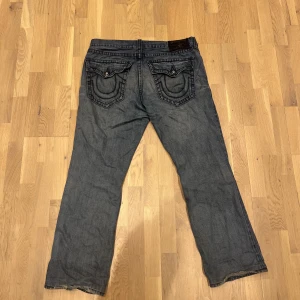 True religion jeans - Riktigt snygga true religion jeans med snygga bakfickor, de har lite slitage längst ned på baksidan av benen men annars i väldigt bra skick! Säljer på grund av att jag ej använder de längre. Pris kan även diskuteras