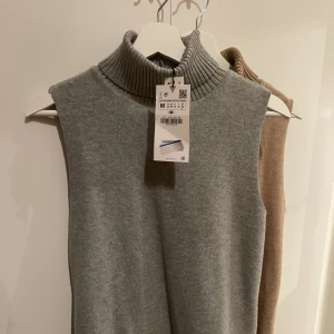 Grå stickad väst - Från Zara, oanvänd med prislapp! Storlek medium men passar mig som är en S också!