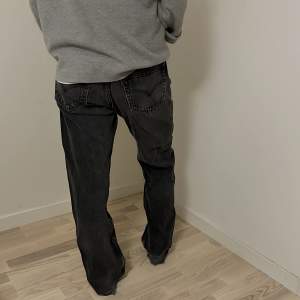 Säljer dessa jeans från Levis! De är svartgråa/ washed svarta jeans! Skit coola, från Levis och är lågmidjade! Modellen är 501! Nypris låg runt 1000kr🖤