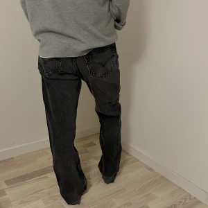 Gråa jeans - Säljer dessa jeans från Levis! De är svartgråa/ washed svarta jeans! Skit coola, från Levis och är lågmidjade! Modellen är 501! Nypris låg runt 1000kr🖤