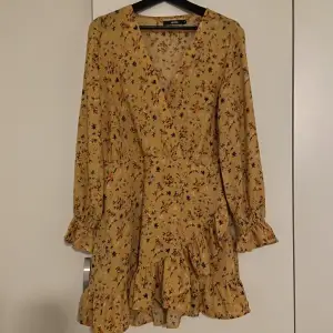 Blommönstrad klänning från bikbok som inte passar längre då jag gått ner i vikt. Superfin till sommaren med volanger