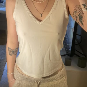 Vit topp - Vit topp från okänt märke, i storlek s, kommer tyvärr inte till användning. Stretchigt, avslappnat och tunt material🤍