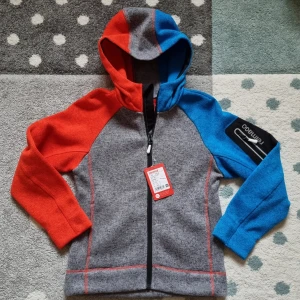 Reima fleecejacka jacka strl. 122 - Fleecejacka för juniorer Mjuk, melangestickad fleece: tröj-look med fleecematerialets fördelar Varm och snabbtorkande Hellång dragkedja med hakskydd Ficka på ärmen med laminerade tryckknappar för ReimaGO sensor