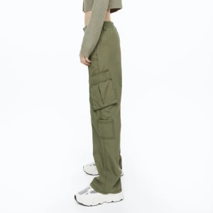 Lågmidjade cargo  - Säljer dessa super fina cargo, kommer ej till användning men skit coola! Har storlek 34, midjemått 62-66 och innerbenslöngden är 79,5🫶🏼