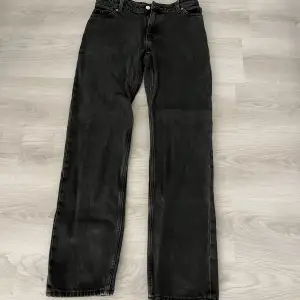 Säljer ett par low/mid waist jeans från Monki, då dom aldrig kommer till användning längre! Skriv för fler bilder osv💗 använd INTE funktionen ”köp nu”! 