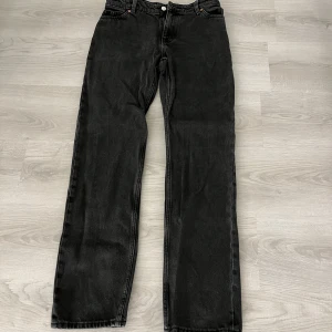 Monki jeans  - Säljer ett par low/mid waist jeans från Monki, då dom aldrig kommer till användning längre! Skriv för fler bilder osv💗 använd INTE funktionen ”köp nu”! 