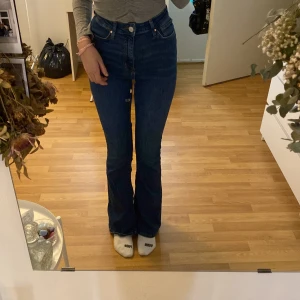 bikbok jeans - så fina stretchiga jeans från bikbok som aldrig är använda! 💘💘