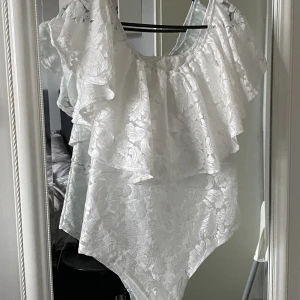 Vit offshoulder body  - Aldrig använts! Storlek 34!💕 