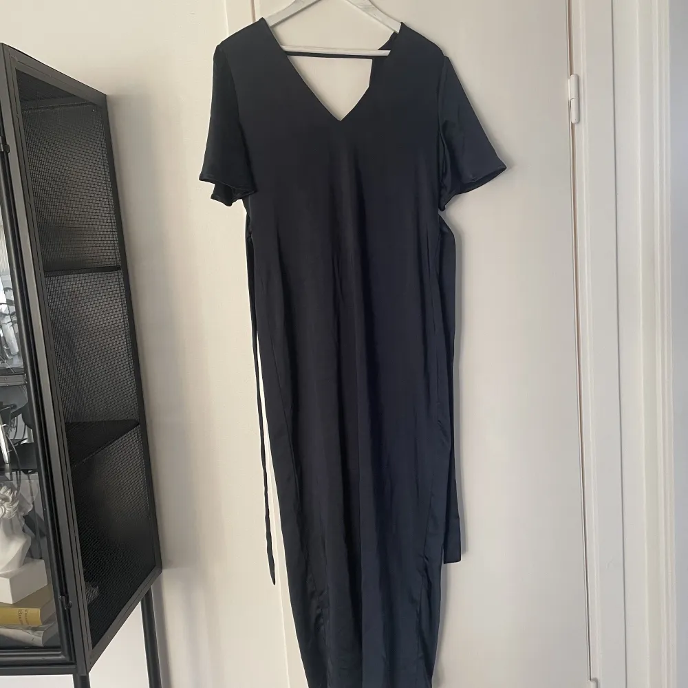 Mörkblå klänning i storlek 42,men bandet i midjan för det enkelt att reglera storleken! Ursprungligen från vila! Använd fåtal gånger,300kr! . Klänningar.