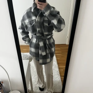 Nelly kappa - Säljer denna jättefina kappan från Nelly som är i storlek 32, anledningen till varför jag säljer kappan är för att den är stor i storleken. Kappan är helt oanvänd med prislappen på 🤍