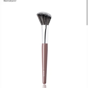 Caia sminkborste - Säljer denna jättefina sminkborste ifrån Caia som kan användas till ex contour eller blush.  Har två av den därför säljer jag den ena🤎  Bara att fråga efter egna bilder