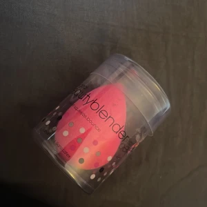Original beautyblender  - Original beautyblender i färgen rosa. Nypris 200kr  Säljer den för 80kr inklusive frakt. 