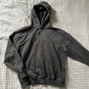 weekday hoodie  - säljer min grå/gröna hoodie från weekday då den inte kommer till användning. Jättebra skick använd ett fåtal gånger samt skönt material (: 