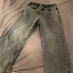 Gråa jeans från Gina  Storlek 36  Säljer för att jag inte använder dom länge  Kostar 600kr i butik Pris kan diskuteras  Köparen betalar frakt