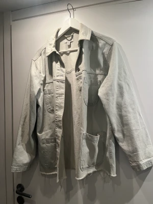 Jeansjacka - Säljer denna jättefina oversize jeansjacka som är i fint skick och är väldigt ljusblå. Den är i strl s men oversize🥰säljer för 140kr+frakt