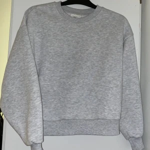 Basic Sweater Gina Tricot - 💕Säljer nu denna gråa tröja som har använts bara ett par gånger. Tröjan har inga smutsfläckar eller skador på sig och är helt som ny! Jag köpte tröjan för priset 250kr och säljer den för 100kr. Storlek-xs. OBS - Tröjan ser mörkare ut på bilderna 💕