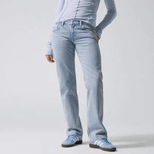  Lågmidjade jeans från weekday i färgen summer blue!💕 säljer då dom är för korta på mig, köparen står för frakten!